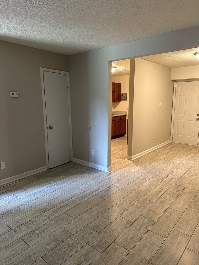 Building Photo - Spacious 2bedroom Townhome (500.00 off first full months rent ) Apply by 4/20/2026