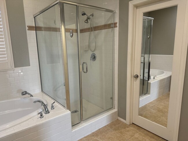 Building Photo - ONE MONTH FREE RENT! Beautiful 4 bedroom, ...