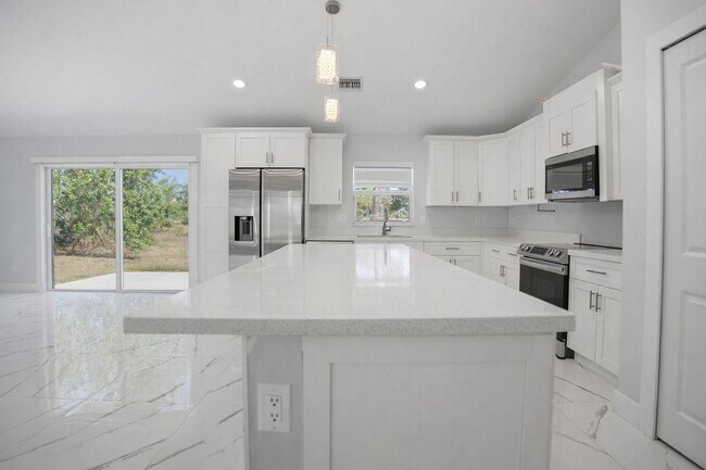 Building Photo - 4593 SW Bradbury St