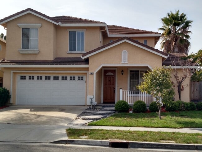 Primary Photo - Beautiful Updated 4BD/3BA Two Story Home -...
