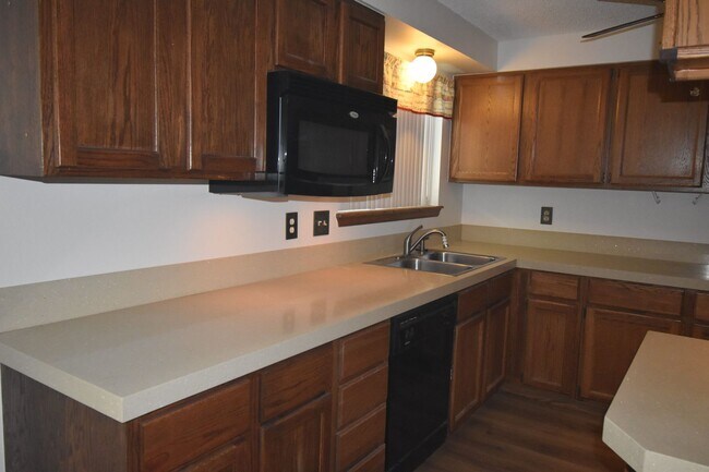 Building Photo - GREAT 3 BEDROOM/2 BATHROOM TOWNHOME WITH NEW PAINT & FLOORING. AVAILABLE 5/23.