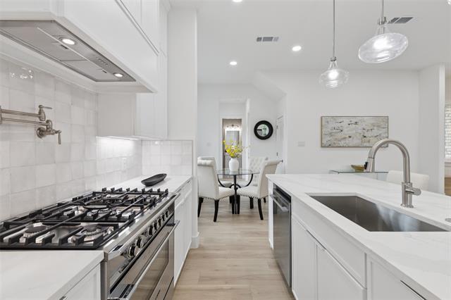 Building Photo - 1000 W 10th St