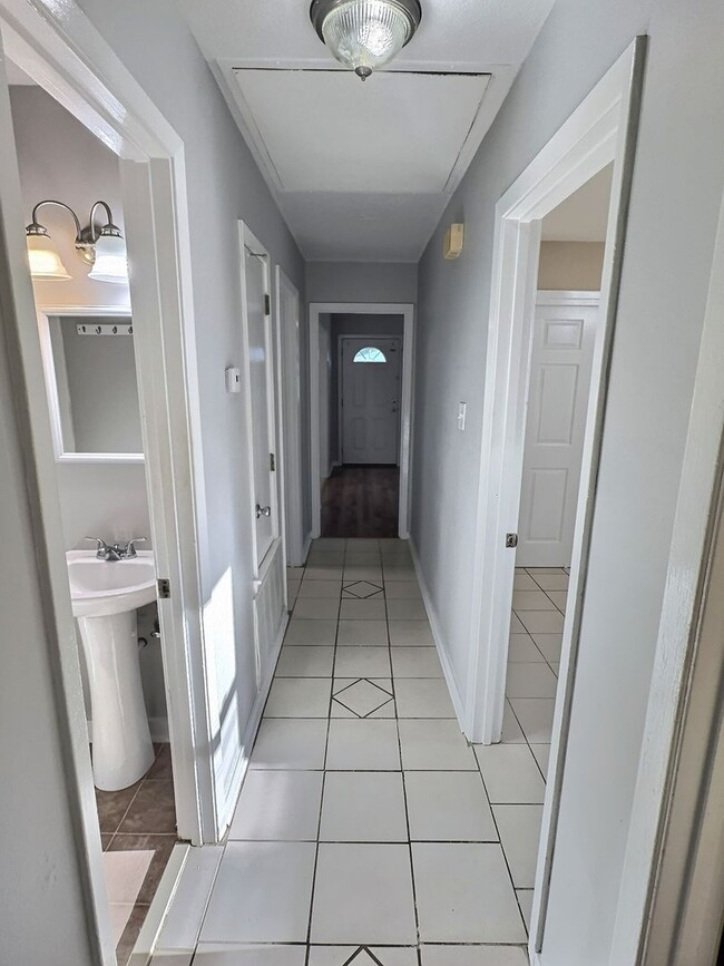 Building Photo - 3 Bedroom 1.5 Bathroom home in Ocean Springs School District