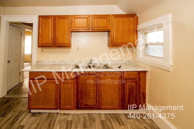 Building Photo - 2142 W 105th St