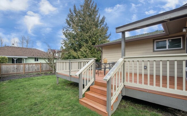 Building Photo - Bright Beautiful Home with huge fenced bac...