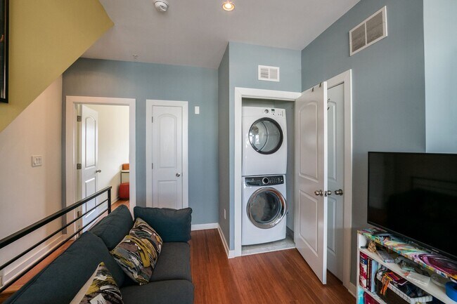 Building Photo - Gorgeous Fairmount One Bedroom Condo