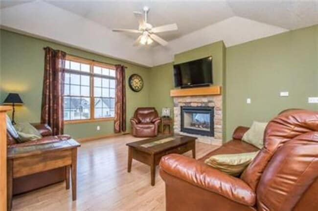 Building Photo - 523 E 4th St