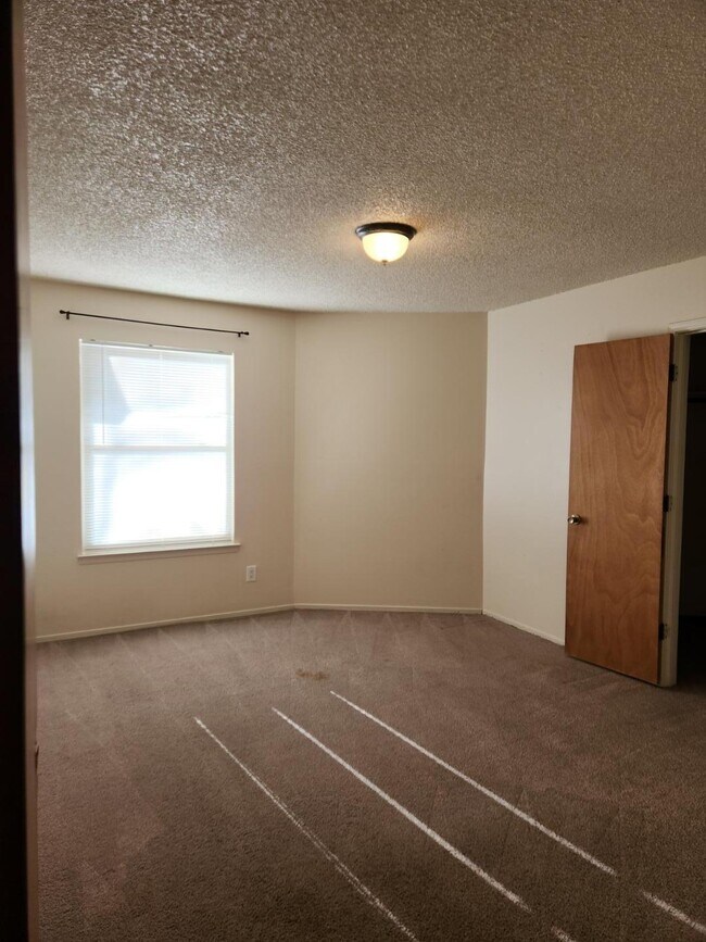 Building Photo - 5325 Heritage Way NE
