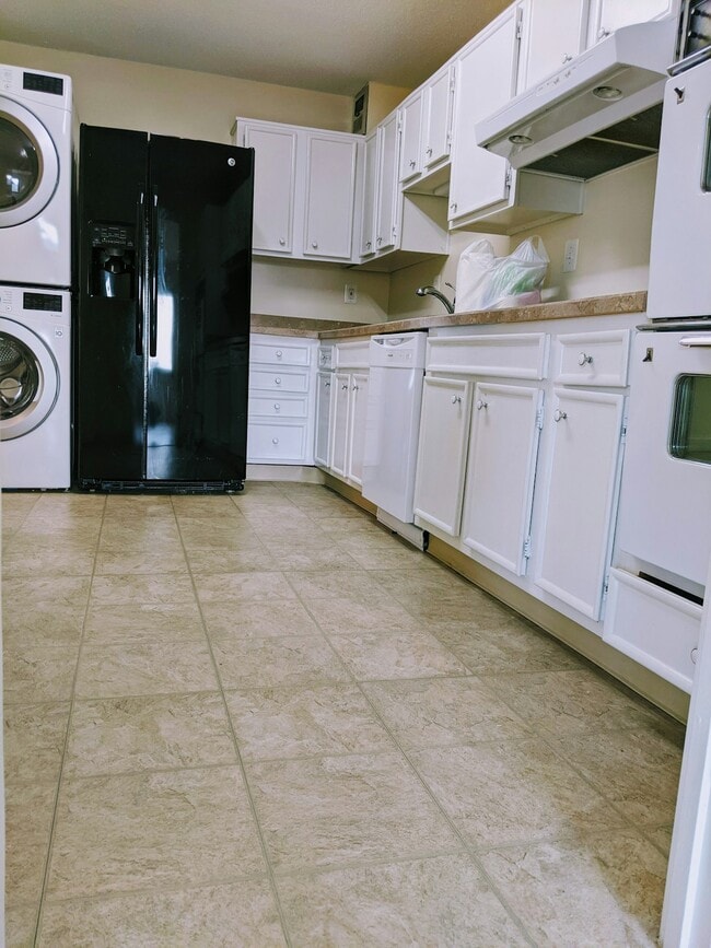 Building Photo - 205 Yoakum Pkwy