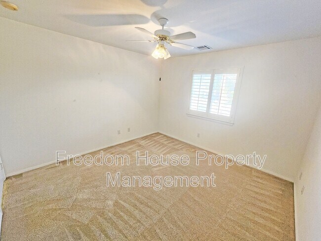 Building Photo - 380 Round Up Ct