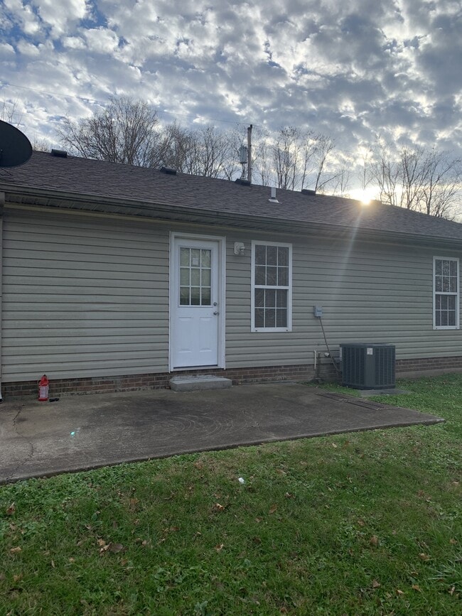 Building Photo - 1004 Caroline Dr
