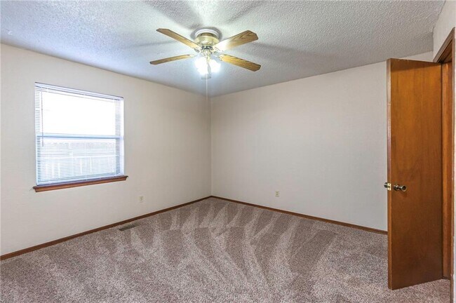 Building Photo - 904 Oakwood Dr