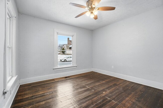 Building Photo - 44 5 Oaks Ave