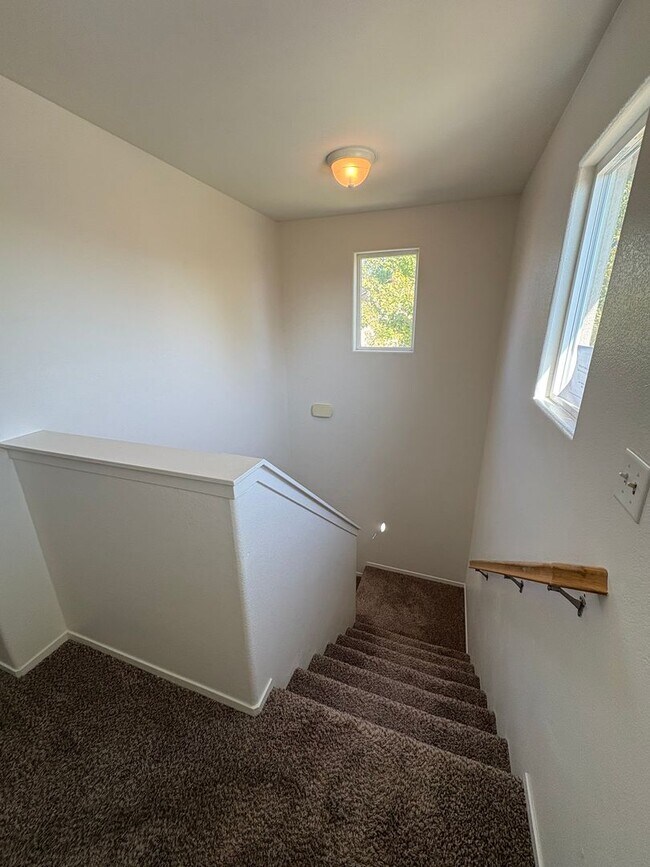 Building Photo - Beautiful home Ready to move in.