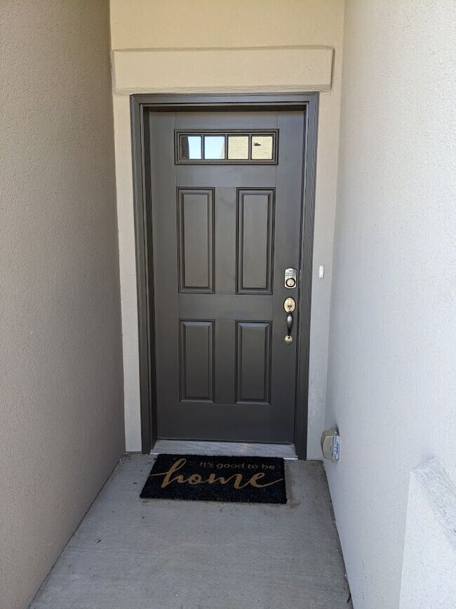 Building Photo - FULLY FURNISHED 3 Bed Luxury End Unit Townhome backs to Nature