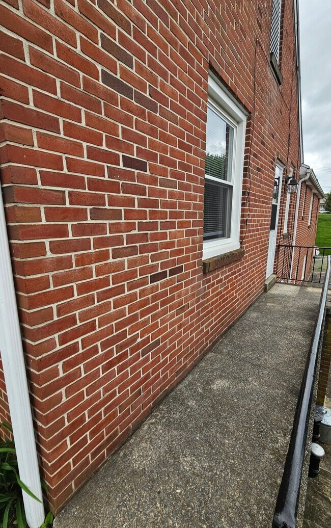 Building Photo - 371 Nottingham Rd