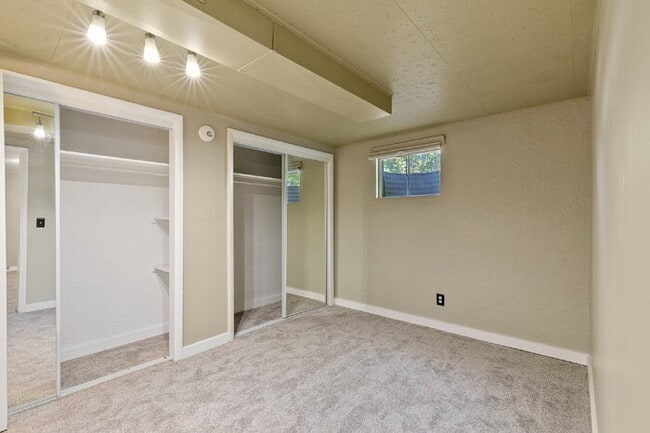 Building Photo - Central Location | 15 Min to Peterson, 20 ...