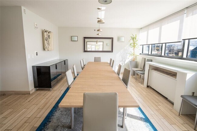 Building Photo - 300 Bowie St