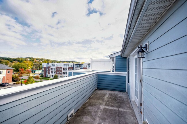 Building Photo - Beautifully appointed townhome