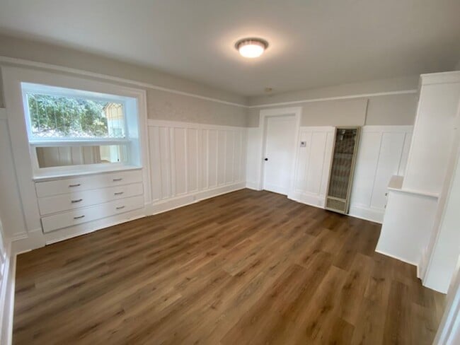 Building Photo - 542 Pine Ave