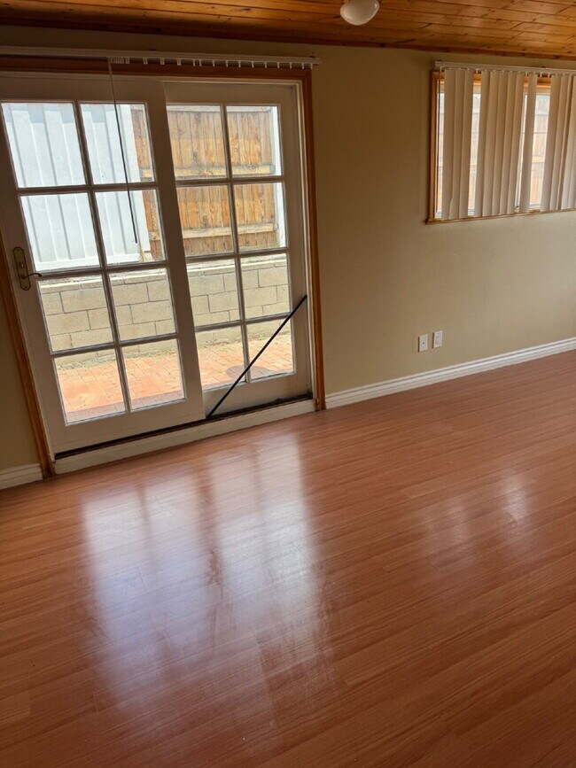 Building Photo - Large yard, spacious interior, extra parking and much more
