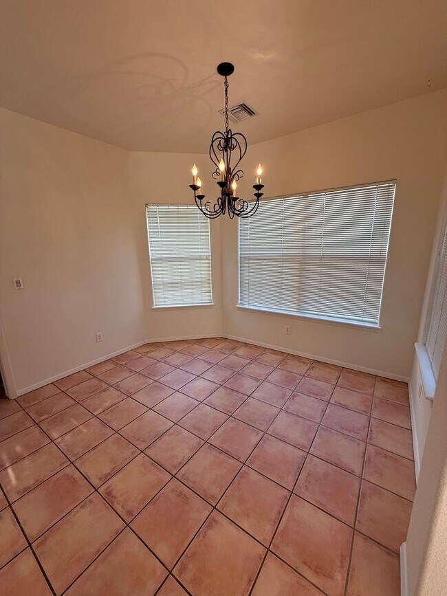 Building Photo - Beautiful 3 Bedroom/2.5 Bathroom Home Located off Roadrunner