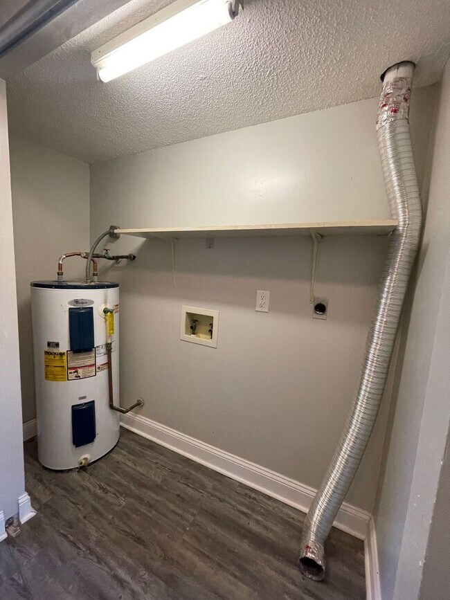 Building Photo - 2 bedroom, 1 bath Duplex