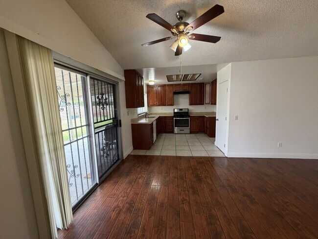 Building Photo - 560 S Quince Ave