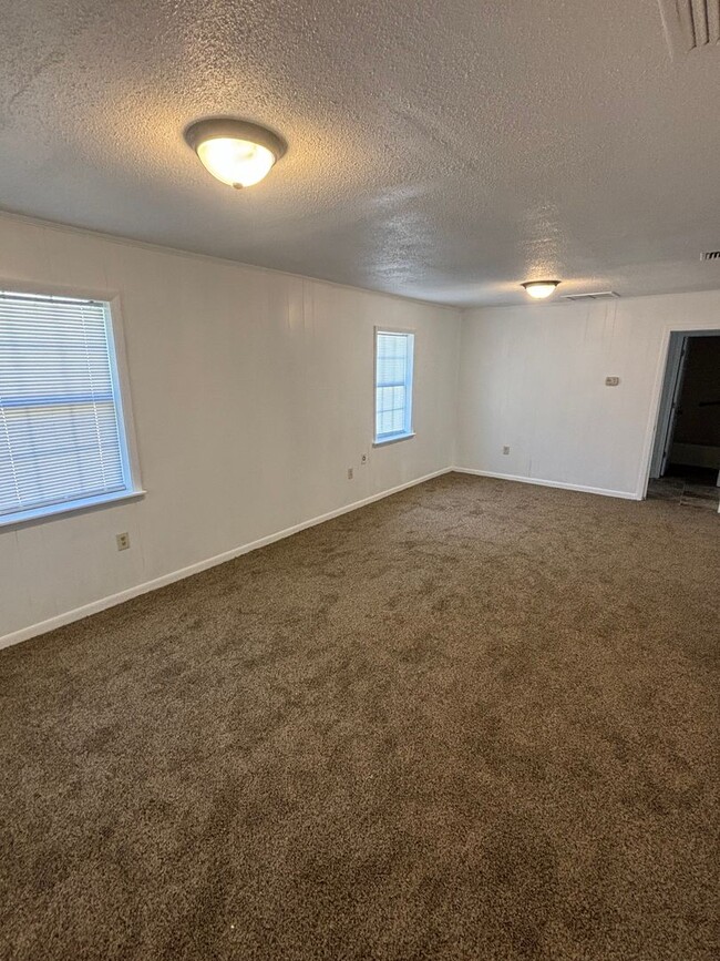 Building Photo - Freshly Renovated 3x1!