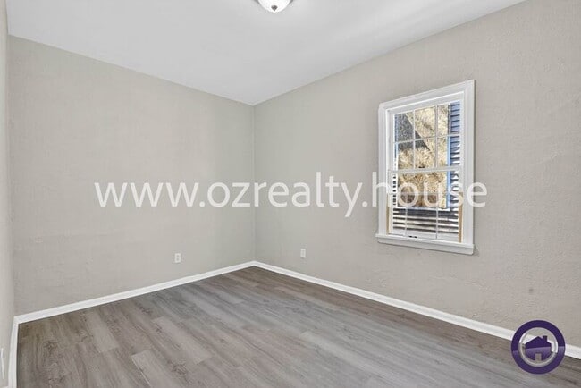 Building Photo - 160 Bronson Ave