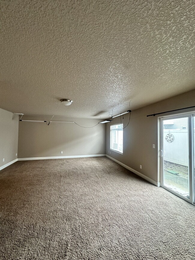 Building Photo - Beautiful 3-Bedroom Townhome in Hidden Glen