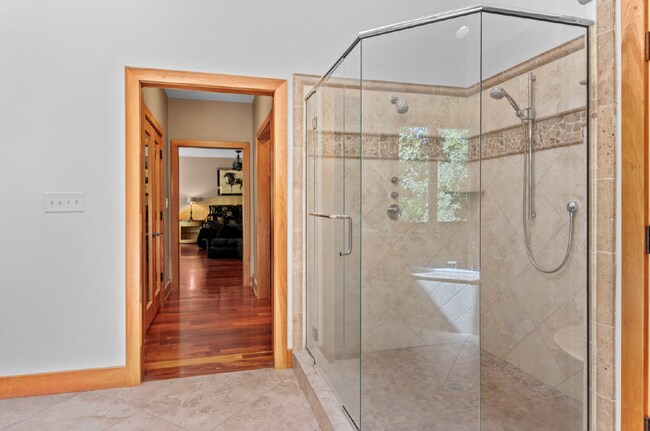 Building Photo - Luxurious 5-Bed Sanctuary with Scenic View...