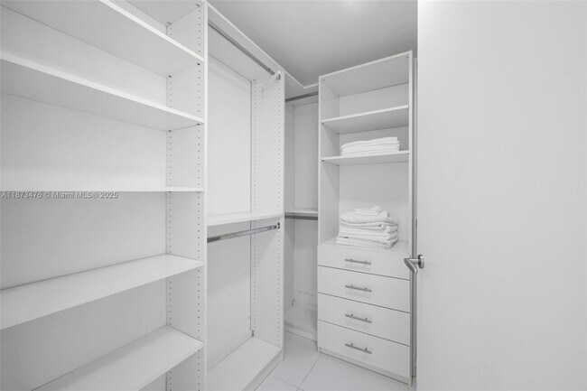 Building Photo - 200 Biscayne Blvd Way