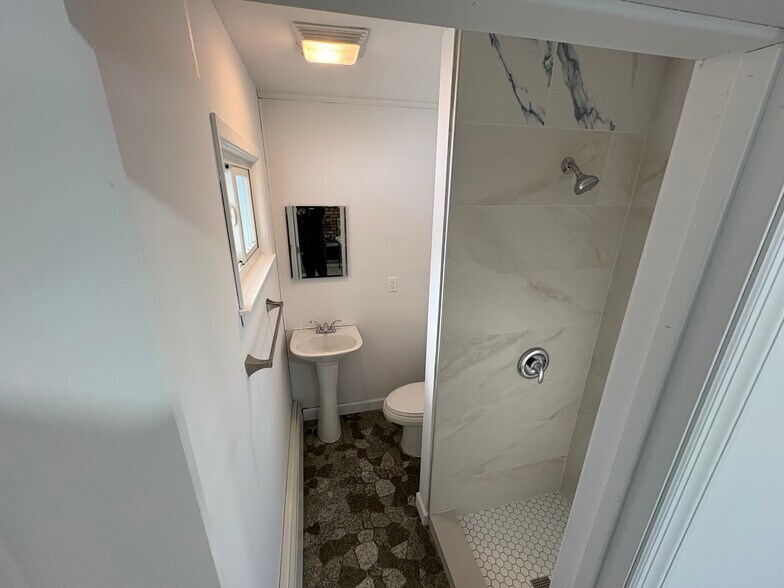 Building Photo - 5494 Express Dr S