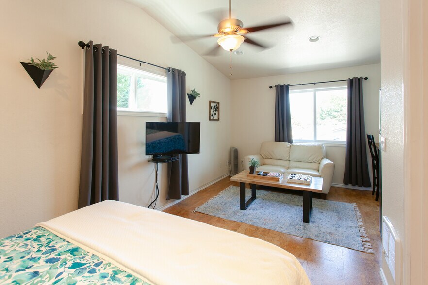 Building Photo - 1330 Sequoia Cir