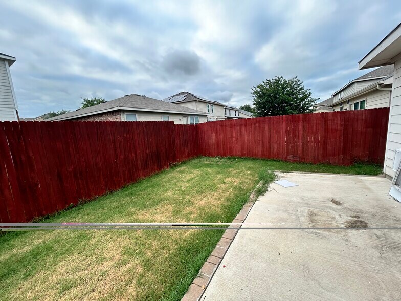Building Photo - 10445 Hideaway Trl