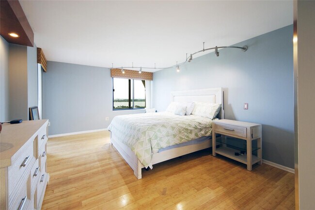 Building Photo - 2480 Presidential Way