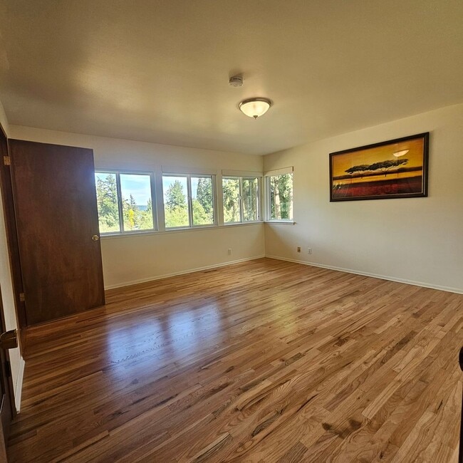 Building Photo - Private Bainbridge Island Retreat with Acreage & Modern Comforts