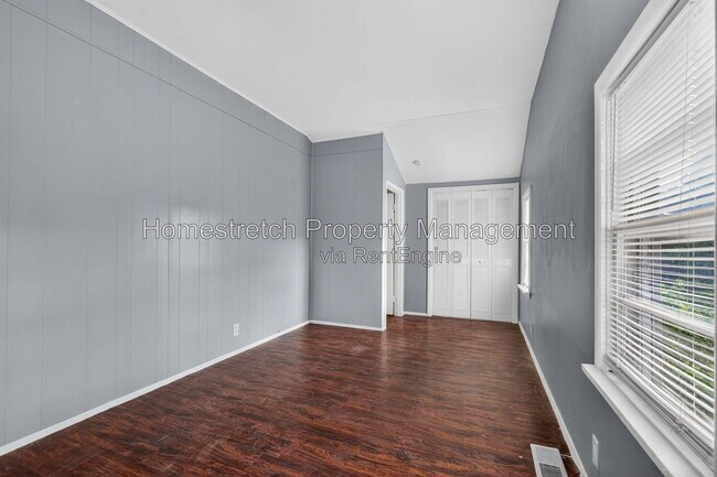 Building Photo - 452 Bluff Dr