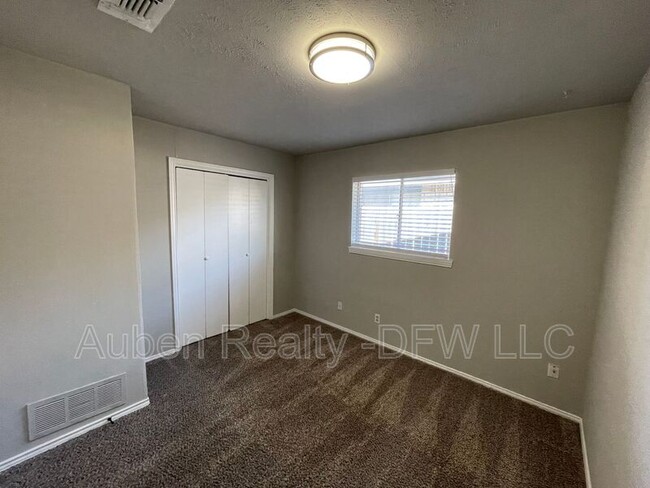 Building Photo - 1305 Willow Wood Ct