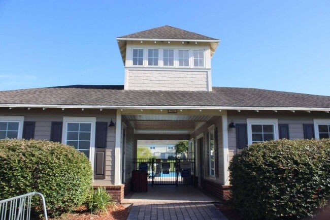 Building Photo - 718 Majestic Dr