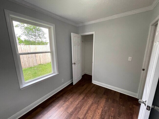 Building Photo - 805 Grandview St