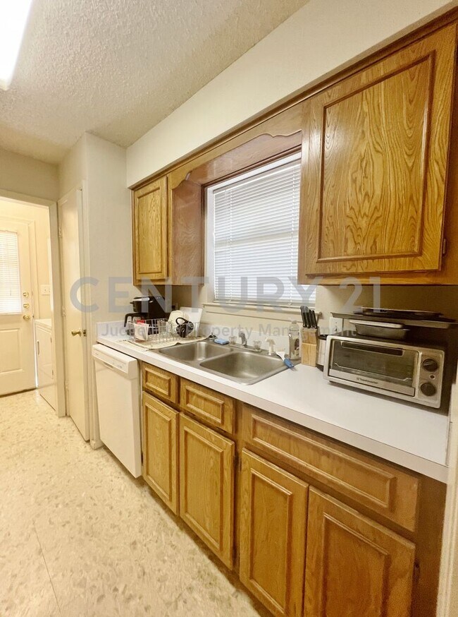 Building Photo - Adorable 2/2 Duplex in Weatherford For Rent!