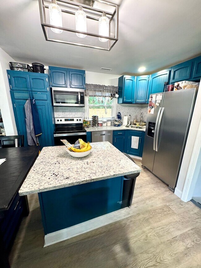 Building Photo - Charming Brick Ranch Near the Beach & Bases