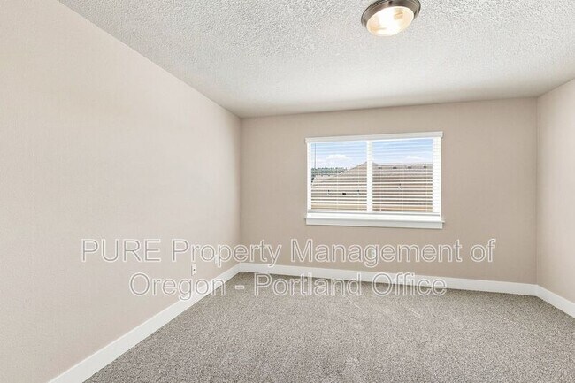 Building Photo - 588 NE Alderwood Dr