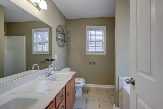 Building Photo - 3 bed 2 bath Fenced yard.  Heart of St. B.  Hurry.