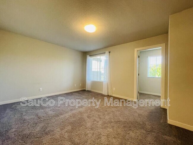 Building Photo - 6473 SE Genrosa St