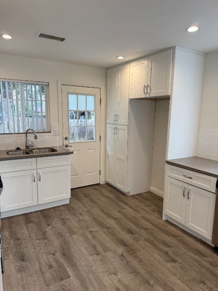 Building Photo - 154 S Grand Oaks Ave