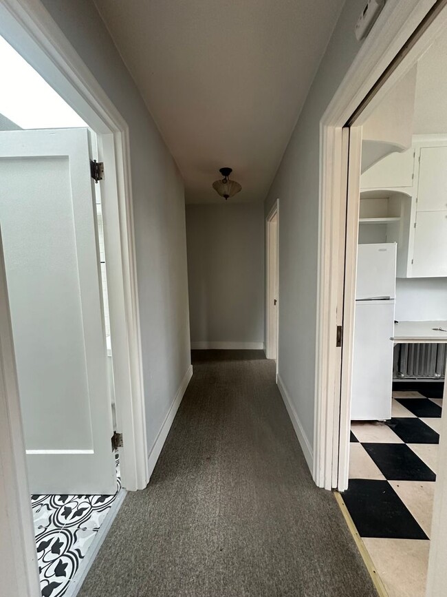 Building Photo - Vintage 1 bedroom unit - close 2 transportation.