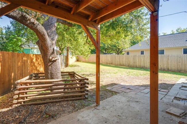 Building Photo - 1917 Windy Park Dr